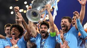 足球直播：击败曼联拿下社区盾，瓜迪奥拉率领曼城捧起队史第36座冠军奖杯.